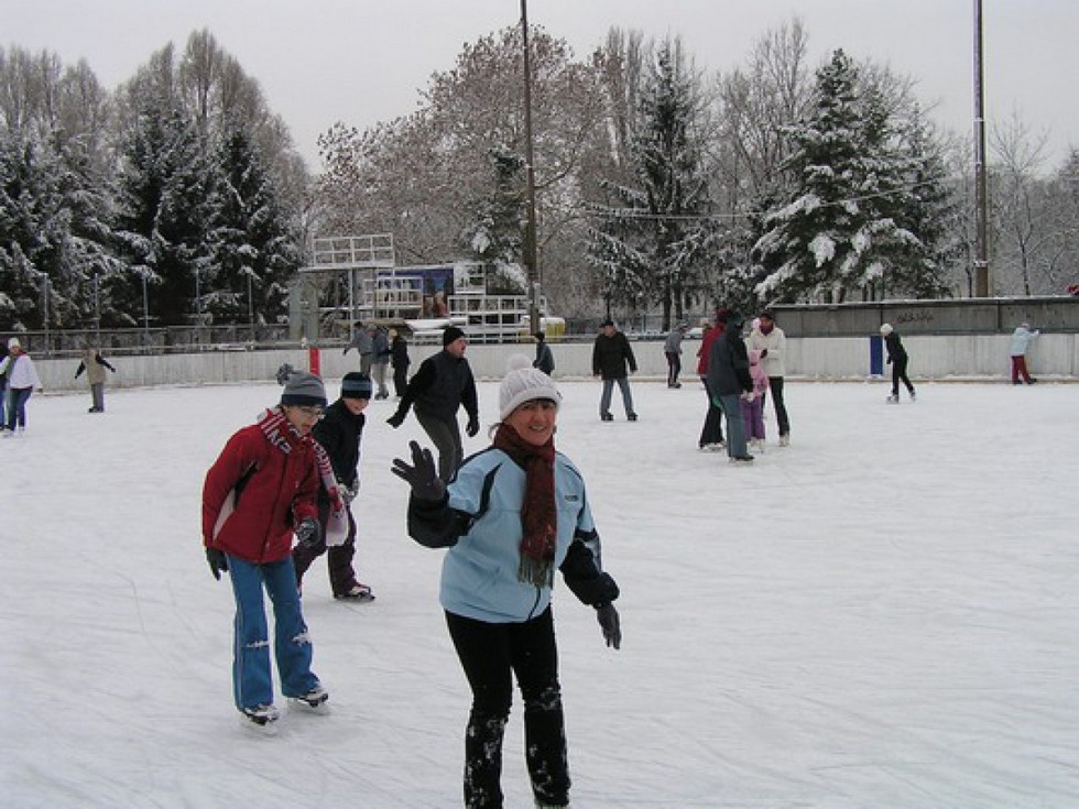 2010-01-18-Korcsolyázó-postások-Debrecenben-1