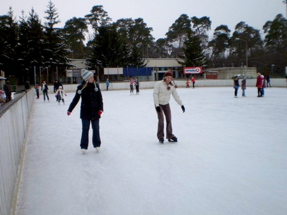 2010-01-18-Korcsolyázó-postások-Debrecenben-10