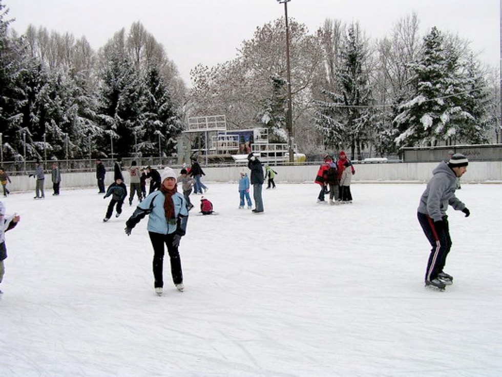 2010-01-18-Korcsolyázó-postások-Debrecenben-12