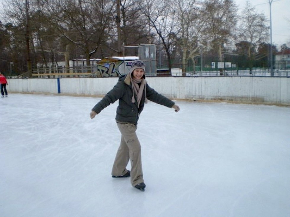 2010-01-18-Korcsolyázó-postások-Debrecenben-2