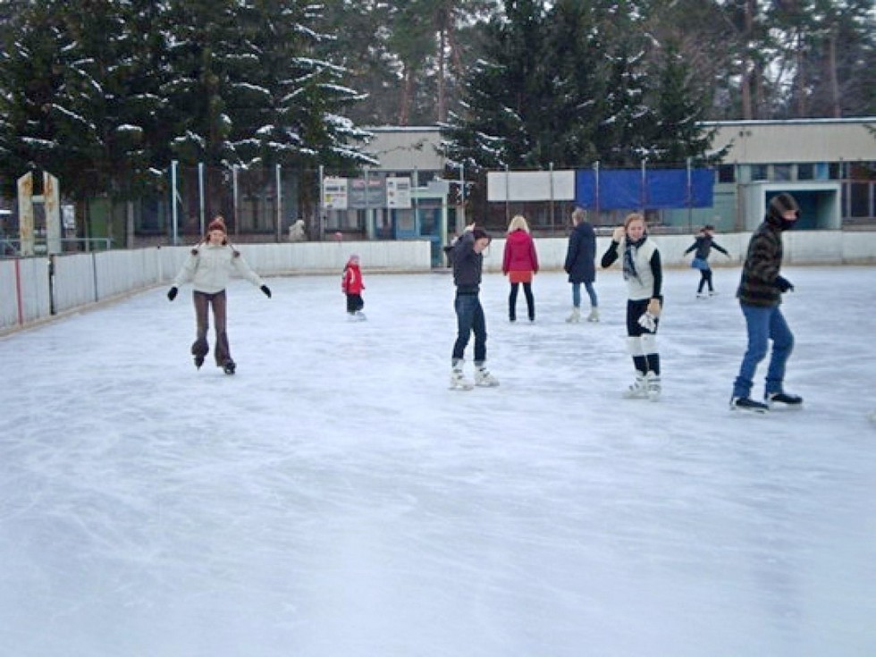 2010-01-18-Korcsolyázó-postások-Debrecenben-3