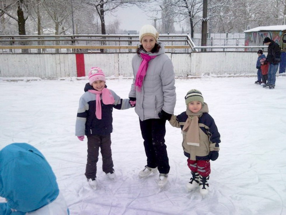 2010-01-18-Korcsolyázó-postások-Debrecenben-4