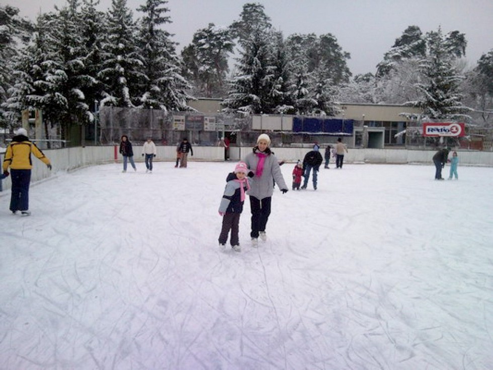 2010-01-18-Korcsolyázó-postások-Debrecenben-5