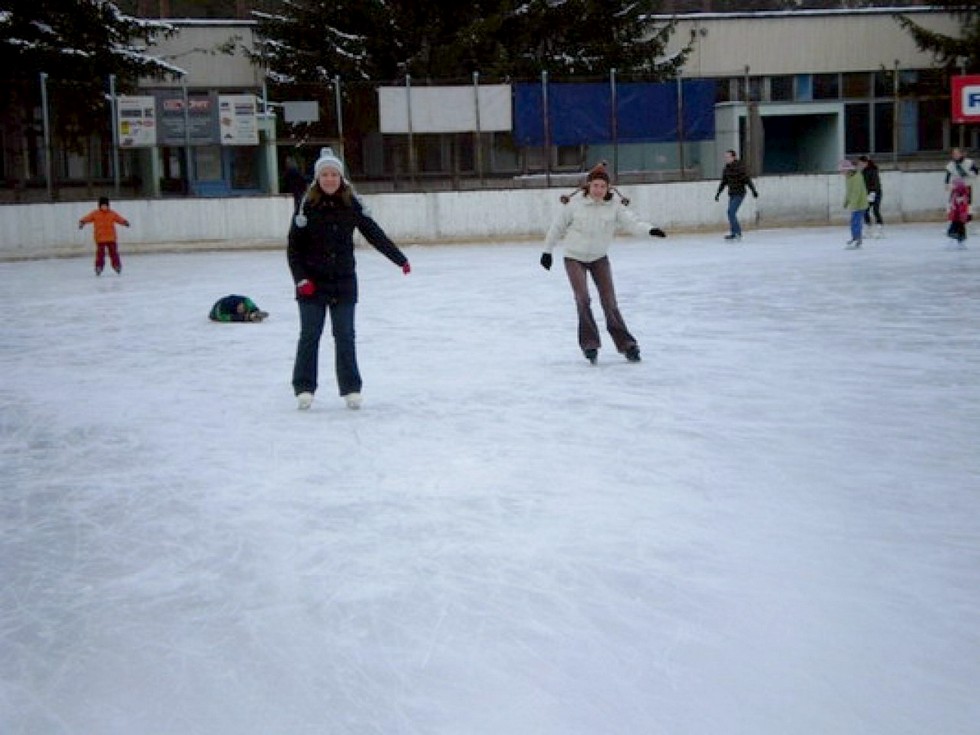 2010-01-18-Korcsolyázó-postások-Debrecenben-6