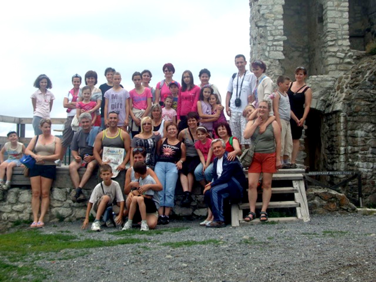 2012-06-10-Hajdúnánásiak a Füzéri várnál-001