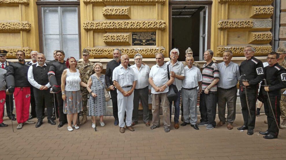Emléktábla-avatás egykori szegedi vívómesterek, postás vívóoktatók tiszteletére